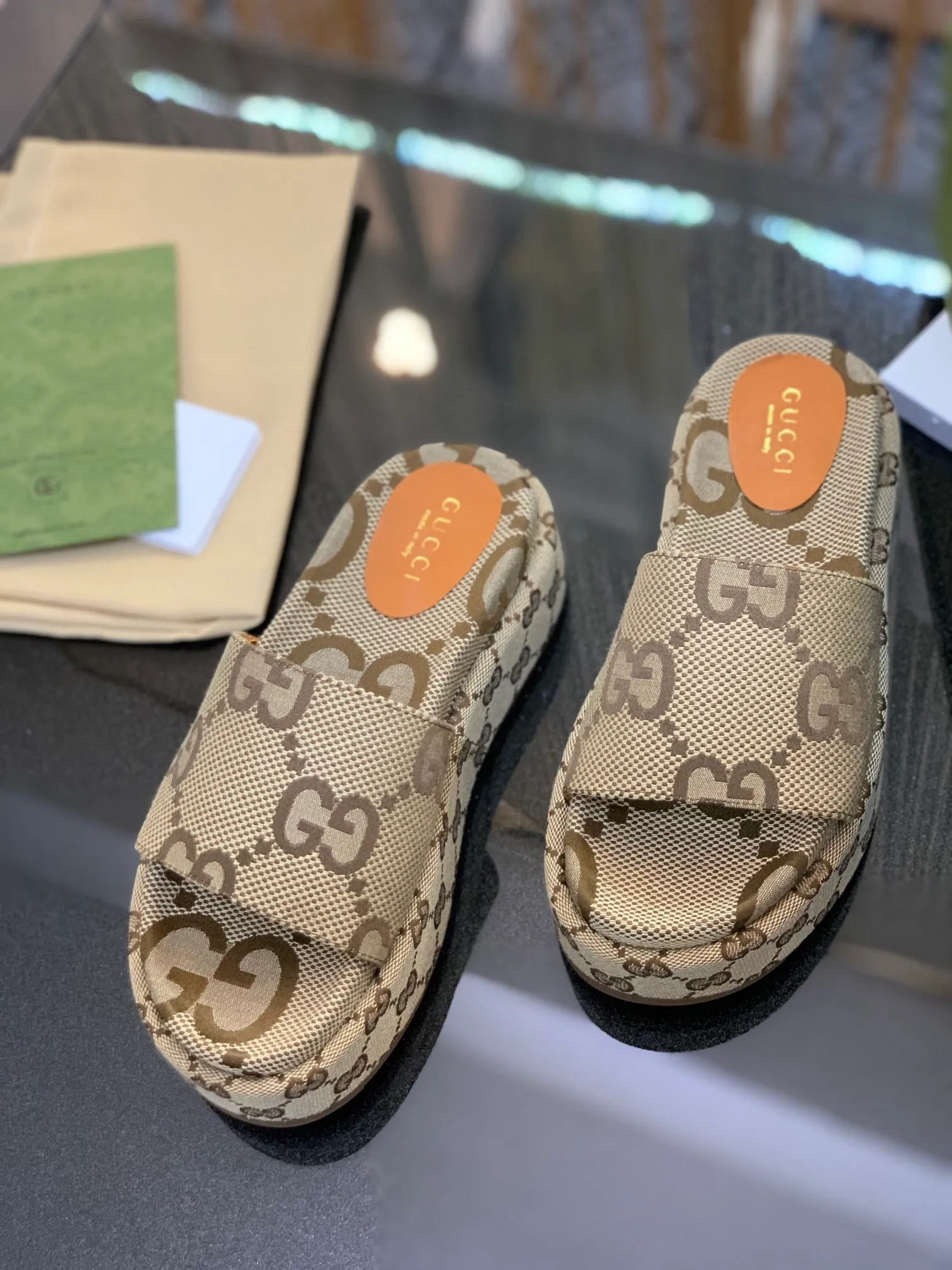 👟👟Ex-factory price 360👟👟Gucci North Face Collaboration 2022/Spring and Summer New Couple Style Electric Embroidered Thick-soled Slippers are now available. Series —————————————— Perfect interpretation! The original development supports any comparison in the market! Carefully crafted materials! Months in the making! The pattern is extremely beautiful! Unique charm. The fabric is made from the original one-to-one ratio! Flash sale market free version! The thorn lines and three-dimensional effect are full! High-end and high-end ꫛꫀꪝ Go➫ Materials: ❶Upper: Double G electric embroidery environmentally friendly washed denim fabric ❷Foot pads: imported sheepskin ❸Outsole! Original outsole ........................................ ♡Size: 35-43